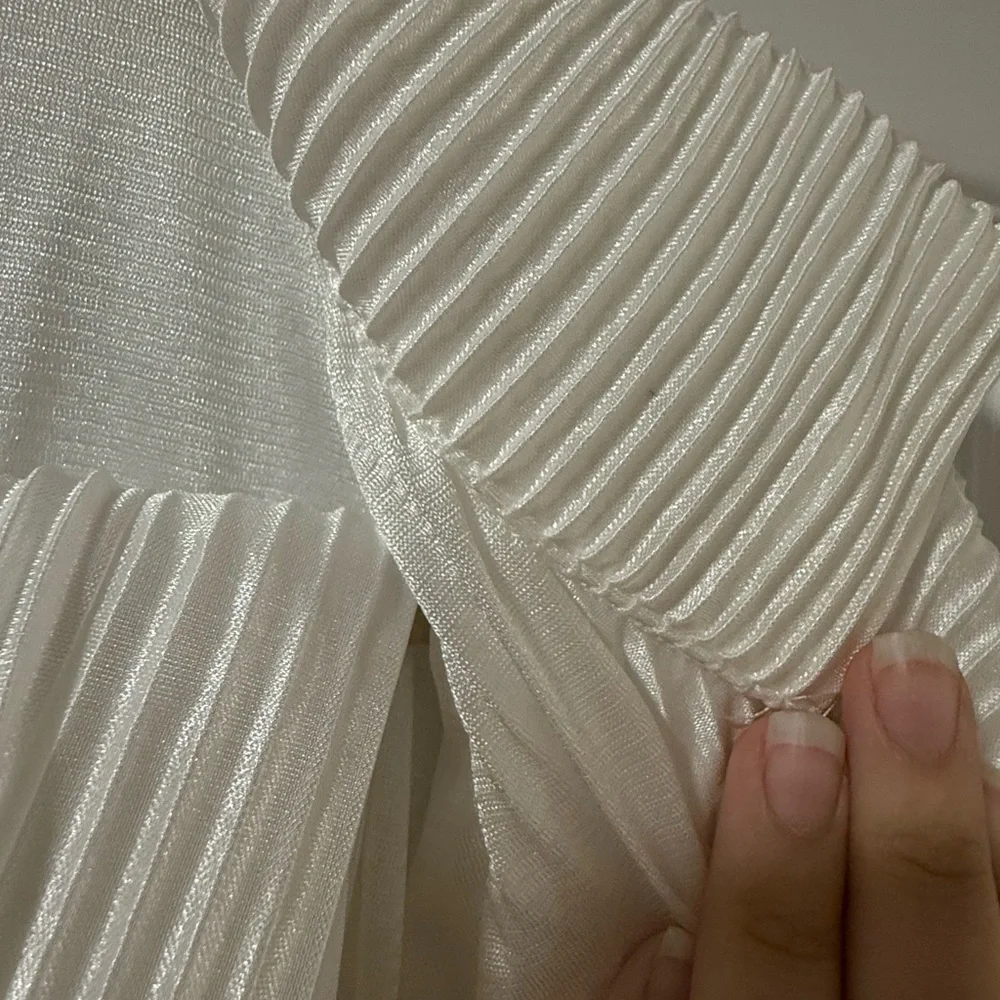 Waverles Pleated Set in Dove - Picture 4 of 9